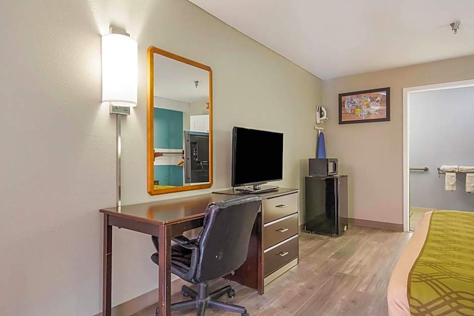 Econo Lodge Inn & Suites Brooks - Louisville South