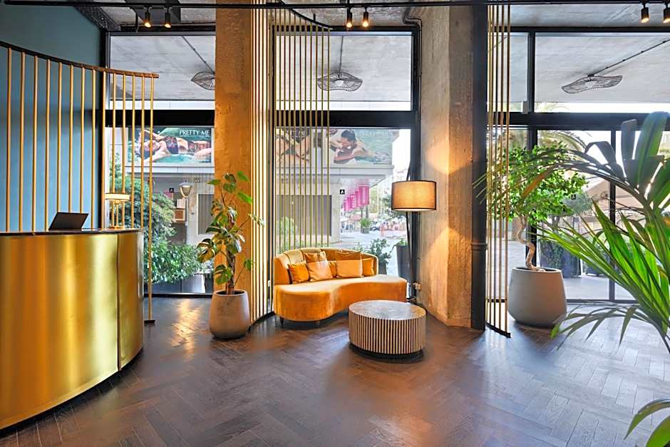 Skylark, Aluma Hotel & Resort