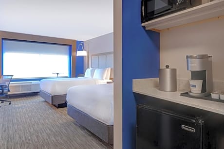Standard Queen Room with Two Queen Beds and Mobility Accessible Tub