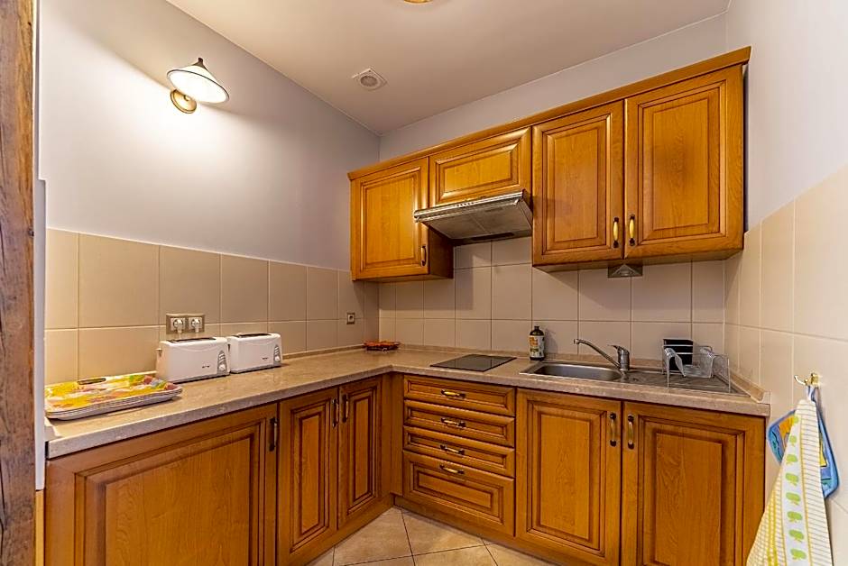 Nefryt - lodówka i czajnik w pokoju, dwa aneksy kuchenne ogólnodostępne, duży parking