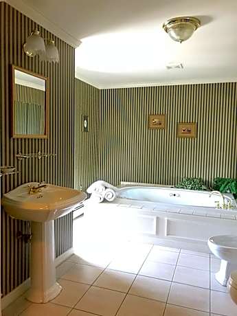 Queen Suite with Spa Bath