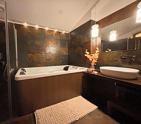 Queen Suite with Spa Bath