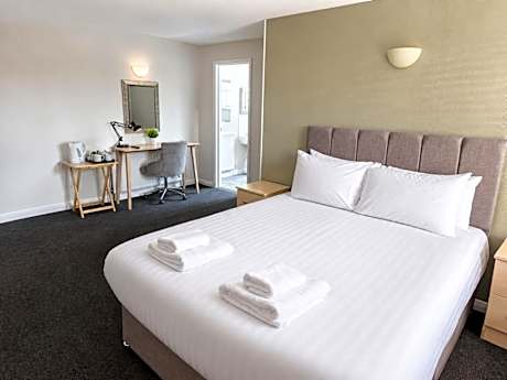 Classic King Room with One King Bed and Two Single Beds - Non-Smoking