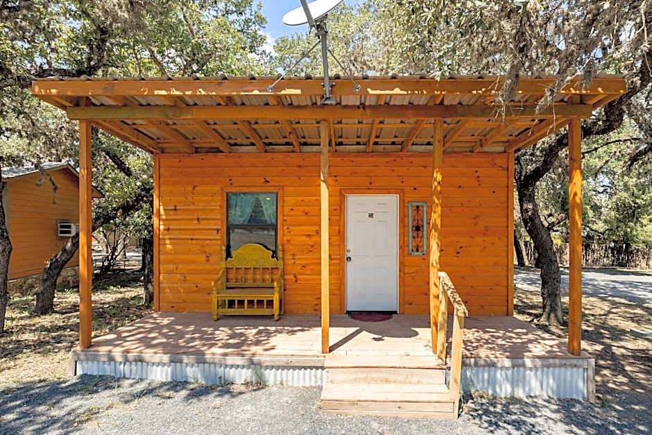 The Historic Leakey Inn
