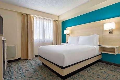 One-Bedroom Queen Suite with Two Queen Beds - First Floor/Non-Smoking