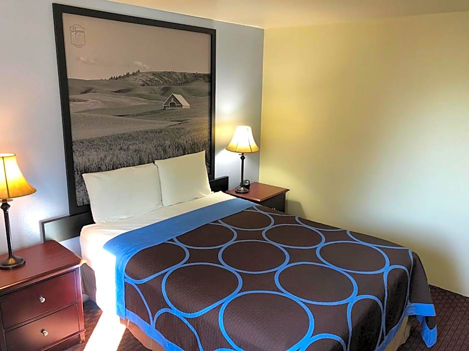 Super 8 by Wyndham Lewiston