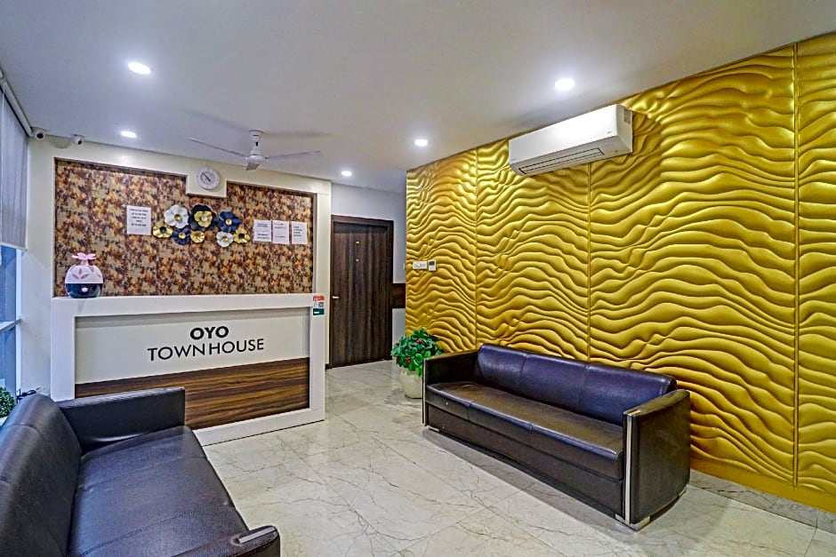 OYO 77788  Townhouse 405 Mall Road