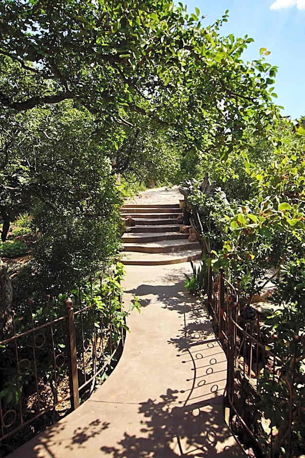 Leopards Rock Bush Boutique