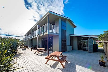 Large Standard Cabin(1 Queen Bed, 2 Twin Beds and 1 Twin Bunk Bed)