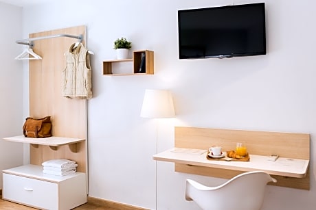 DOUBLE ROOM ( 2ADULTS)