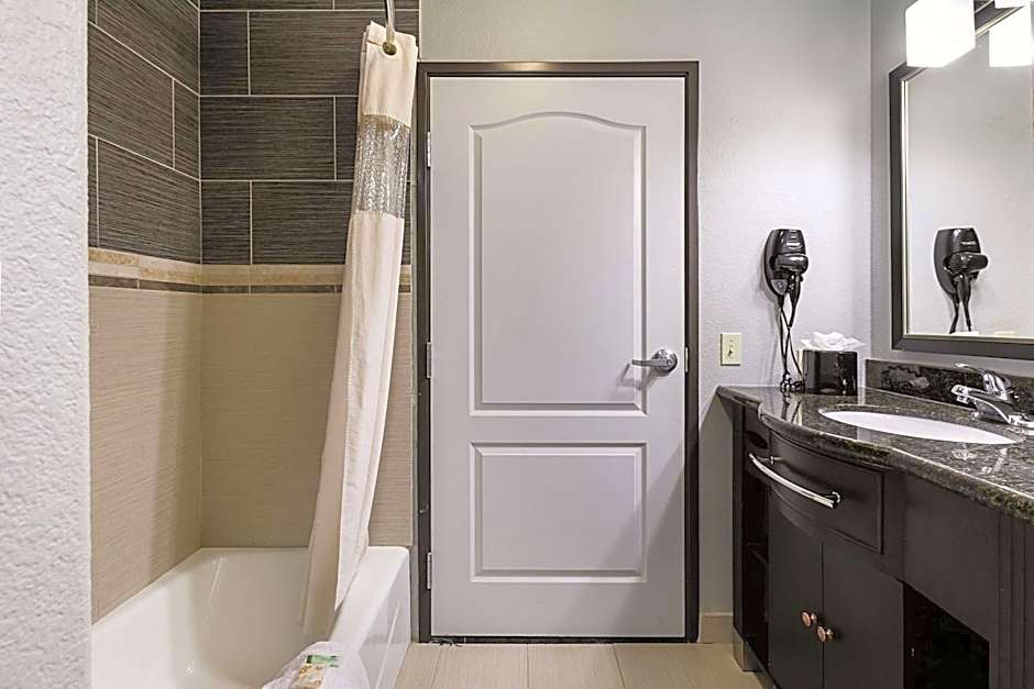 La Quinta Inn & Suites by Wyndham Dallas Hutchins