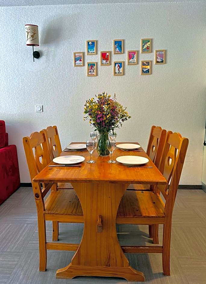 Appartement Vars sur les pistes de ski avec piscine