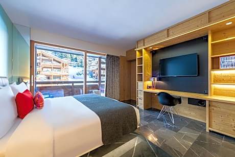 Escape Large King Suite with Balcony and Fireplace