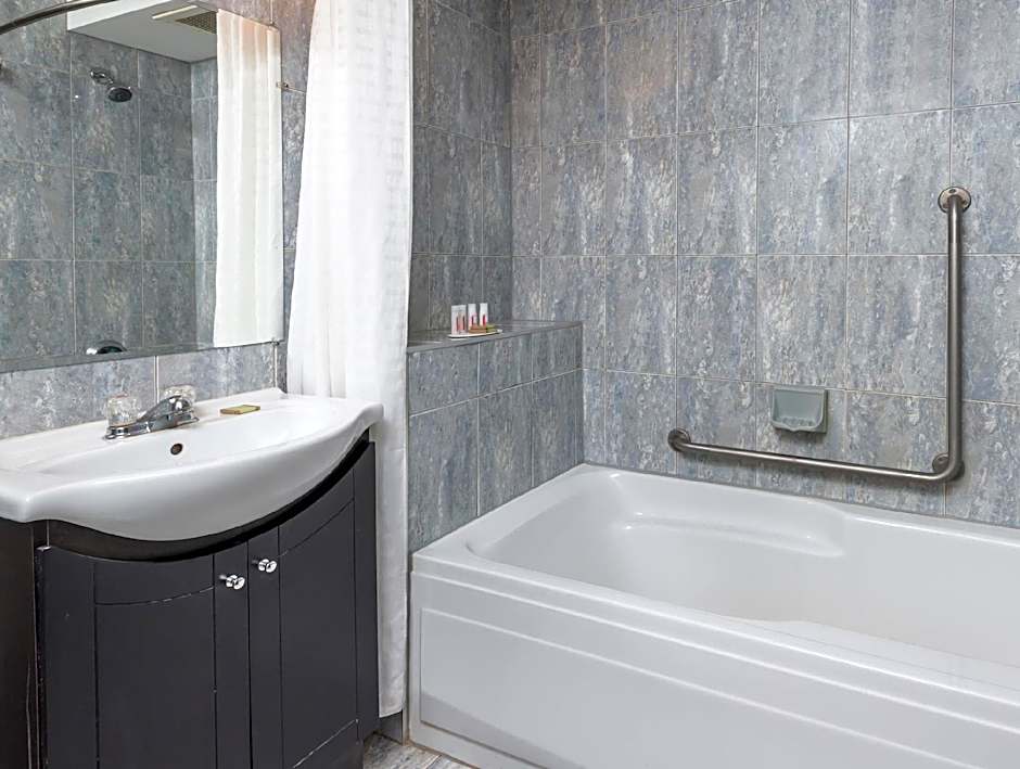 Super 8 by Wyndham Guelph