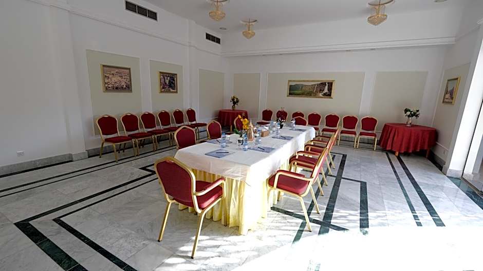 Falaj Daris Hotel