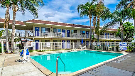 Motel 6-Bakersfield, CA - Airport