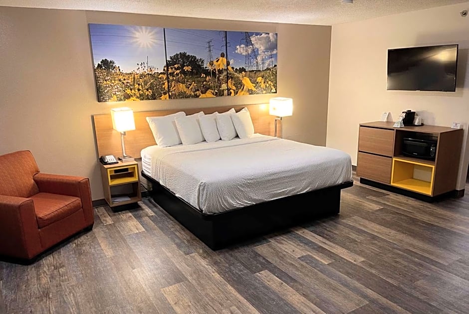 Days Inn & Suites by Wyndham Kaukauna WI