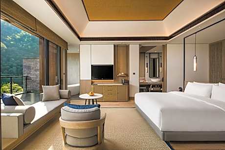 Lake View King Room