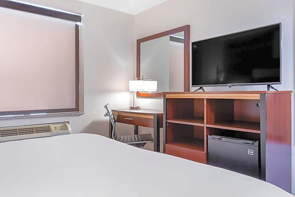 Avion Inn Near LGA Airport, an Ascend Collection Hotel