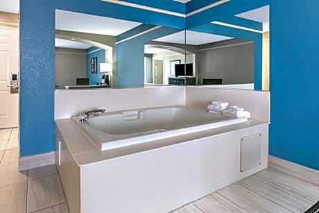 King Suite - Non-Smoking