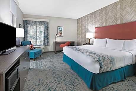 King Room with Roll-In Shower - Mobility/Hearing Accessible - Non-Smoking