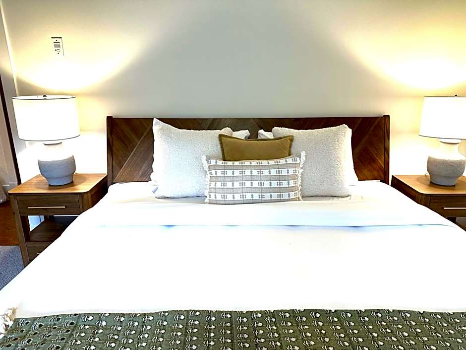 Elevated Penthouse Condo managed by Little Sister Getaways