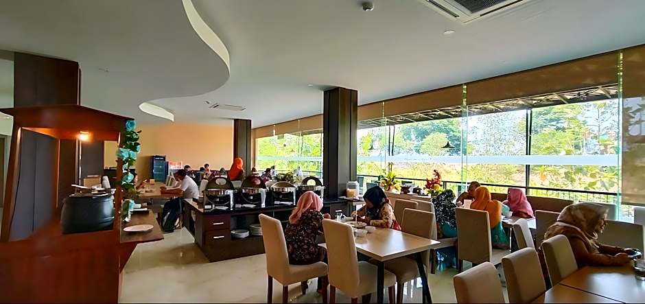 Front One Hotel Airport Solo