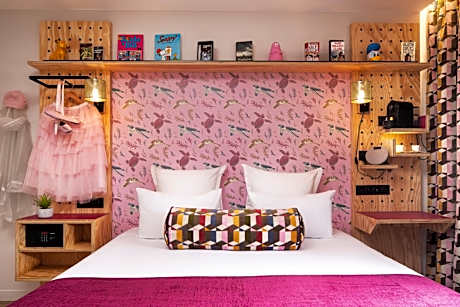Large Double Room with access to Steam Bath included