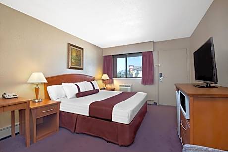 Deluxe Queen Room - Non-Smoking