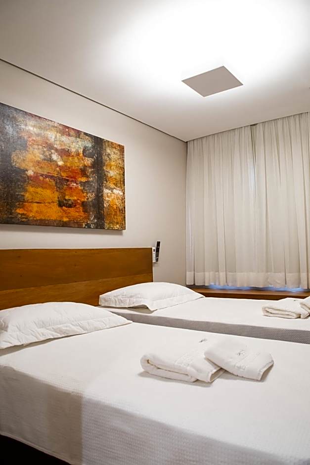 ESPAÇO 250 - Apto mobiliado, 3 quartos, sendo uma suíte, banheiro social, cozinha completa, sala de estar, ar condicionado, tv e internet