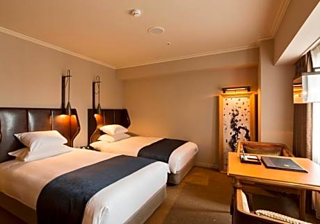 Superior Twin Room with Club Lounge Access - Dinner and Breakfast Included - Sushi & Sukiyaki Kaiseki Course - Non-Smoking