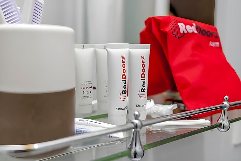 RedDoorz Plus near Green Pramuka Square Mall