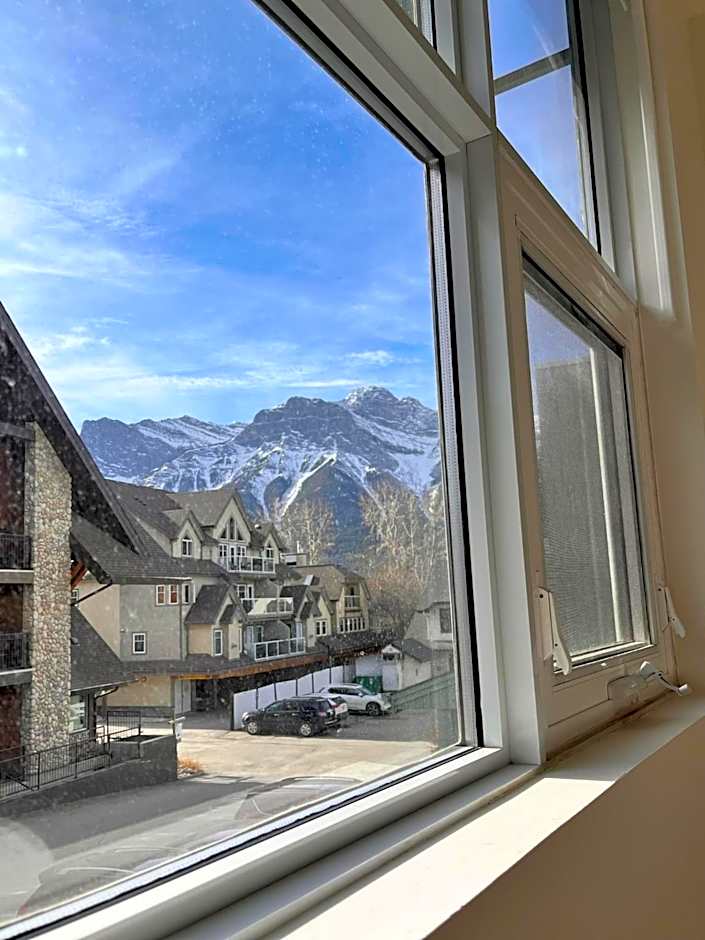 Three Peaks Getaway Jacuzzi Suite - sleeps 4