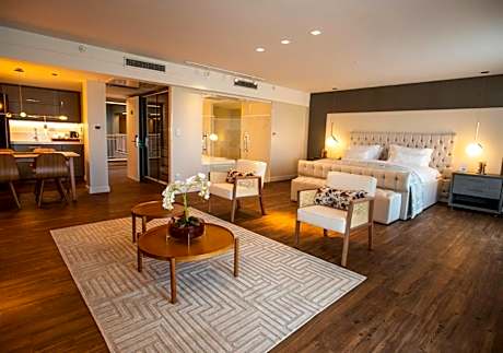 Deluxe Suite with Spa Bath