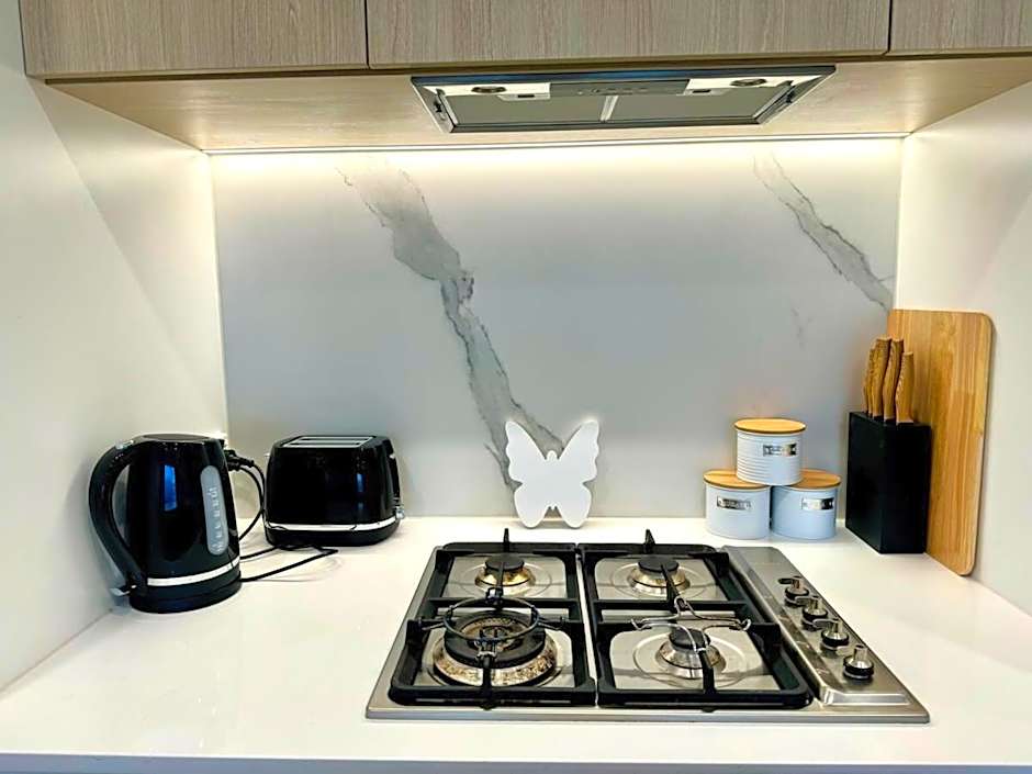 Chic 1BR Apt Urban Retreat Pool Parking Gym