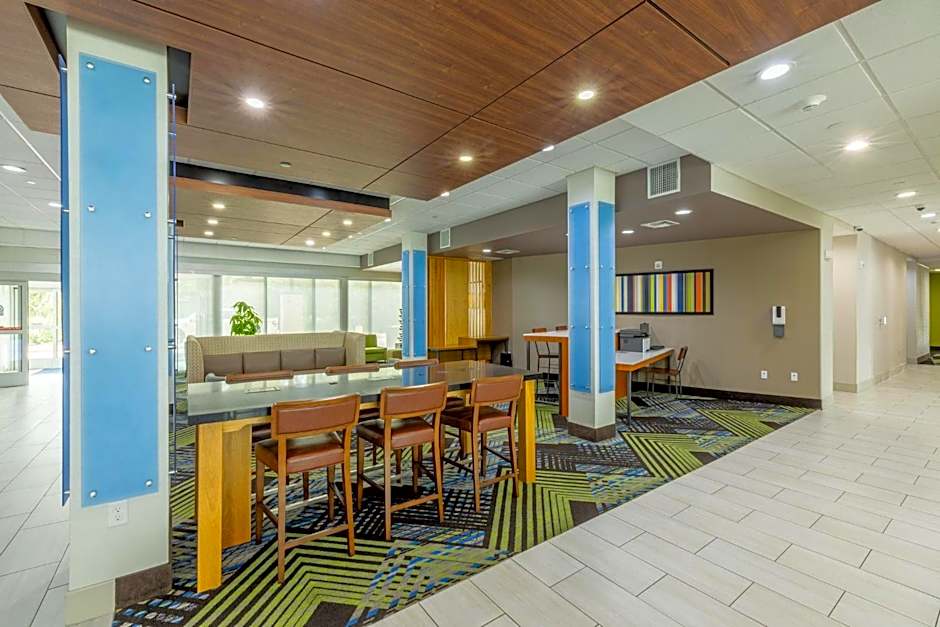 Holiday Inn Express and Suites Lindale By IHG