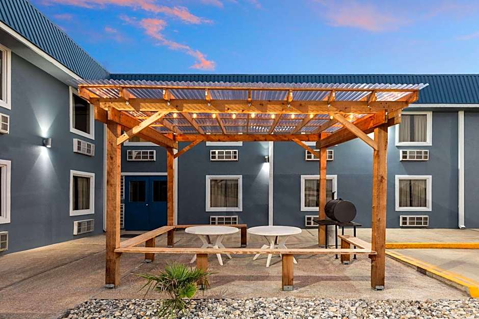 Super 8 by Wyndham Buffalo