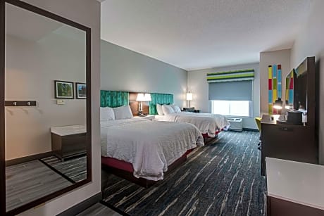 2 Queen Room Fridge And Microwave