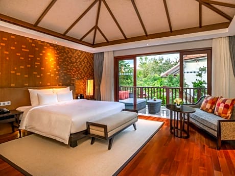 Premium Deluxe King Suite with Private Garden and Mountain View