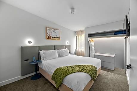 Deluxe Signature Suite - Free Wifi and Parking