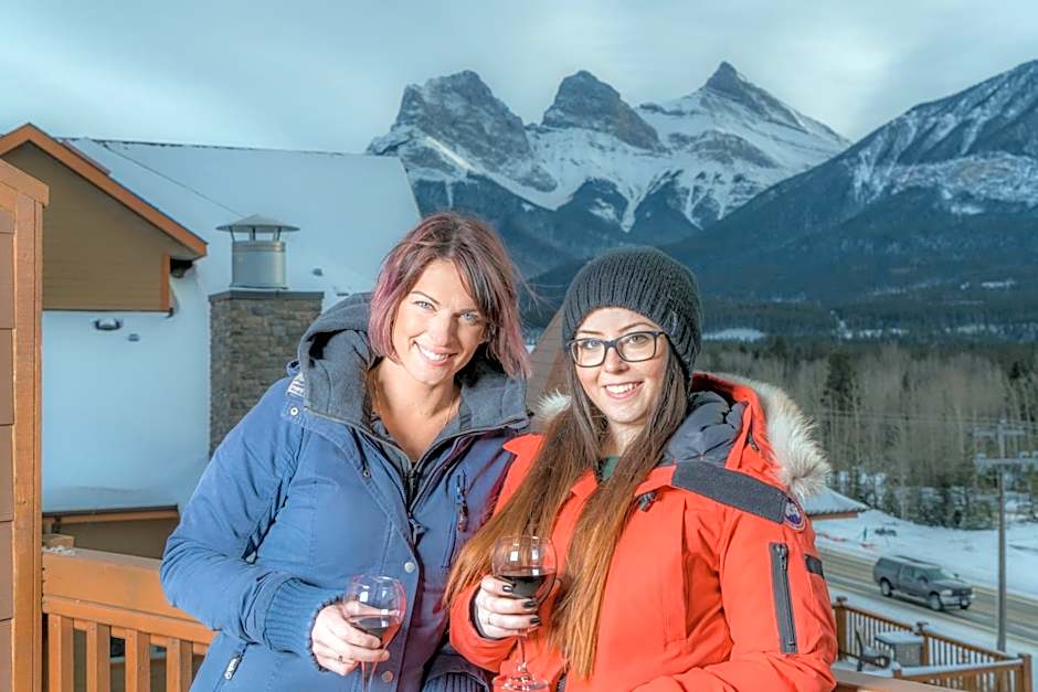 Falcon Crest Lodge by CLIQUE