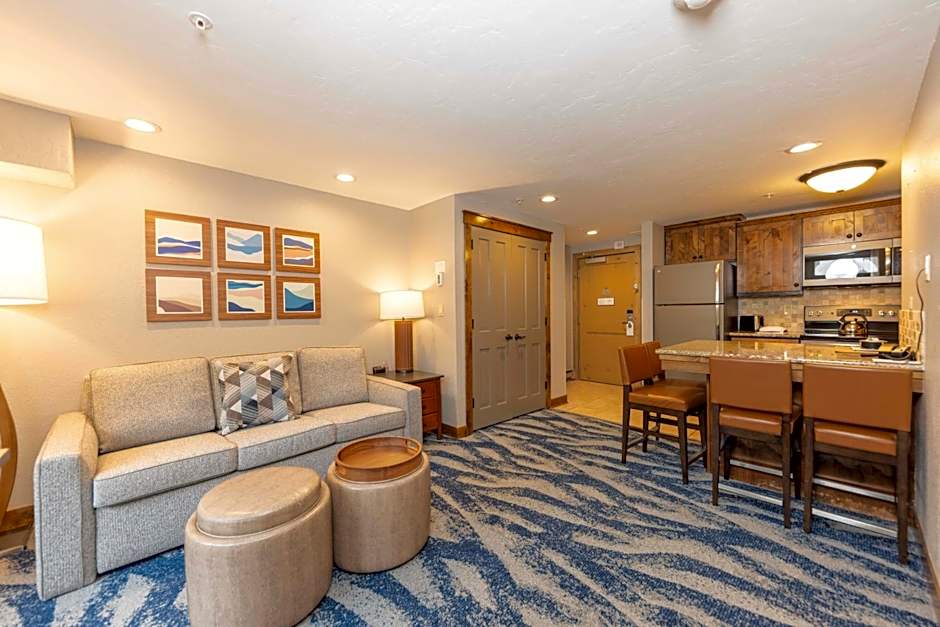 NEW! Marriott Slope View Ski in Ski out Luxury Studio Sleeps 4 Full kitchen, Amenities & Fee Parking