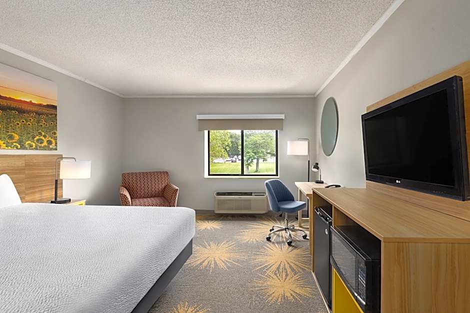Days Inn and Suites by Wyndham Kansas City South