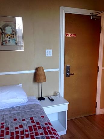 Single Room with Single Bed and Shared Bathroom