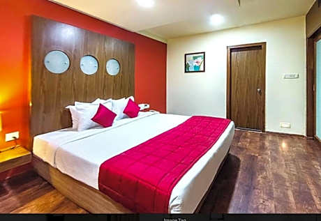 Deluxe Double Room (2 Adults + 1 Child)