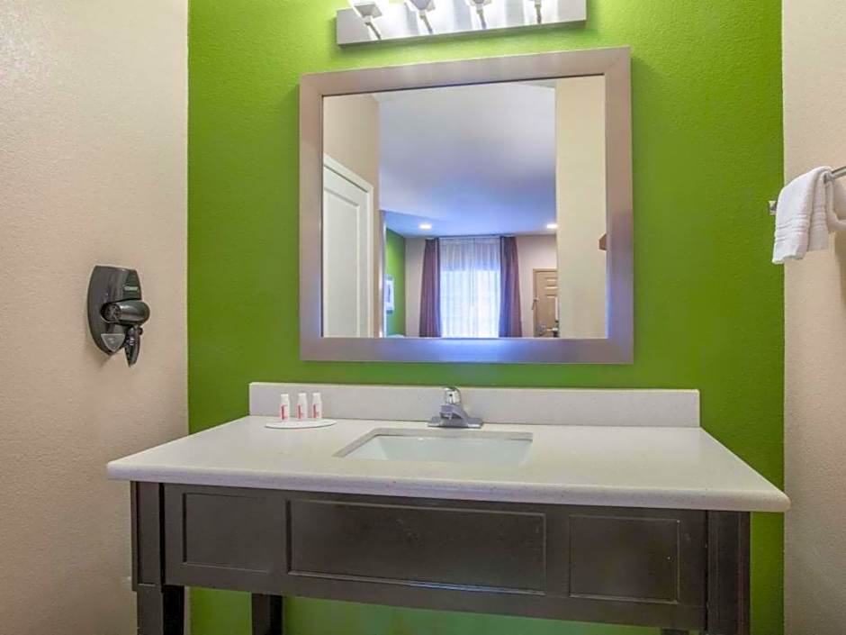 Super 8 by Wyndham Mansfield LA