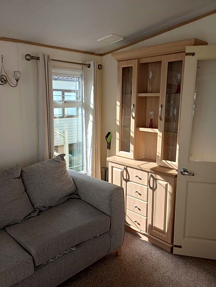 Luxury 2 bedroom caravan with large decking close to beach Free WiFi