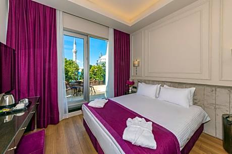 Comfort Room with Balcony and City View