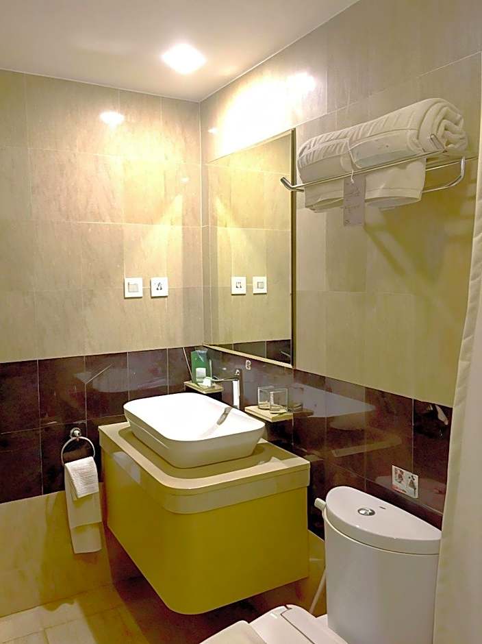 Travellers Hotel Phinisi