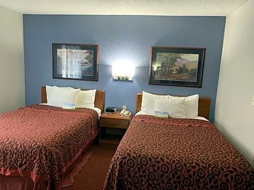 Days Inn & Suites by Wyndham Green Bay WI
